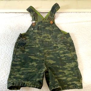🦆Levi’s Camo Overall Shorts